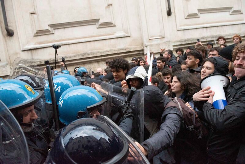 Antagonisti tentano l'assalto al G7, scontri con la polizia. Idranti in azione 1