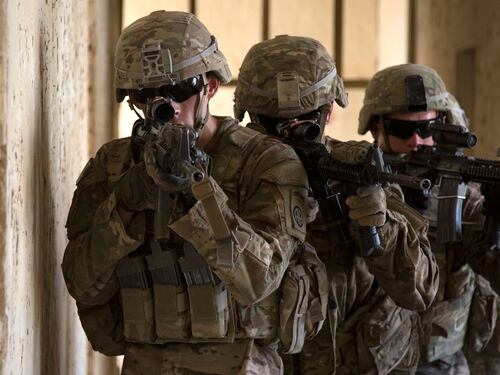 Trump cancella ogni dubbio: ora basta trans nell'esercito Usa
