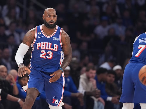 Il gesto di LeBron James durante l’inno americano fa infuriare Trump: “È una vergogna, non vale nulla”