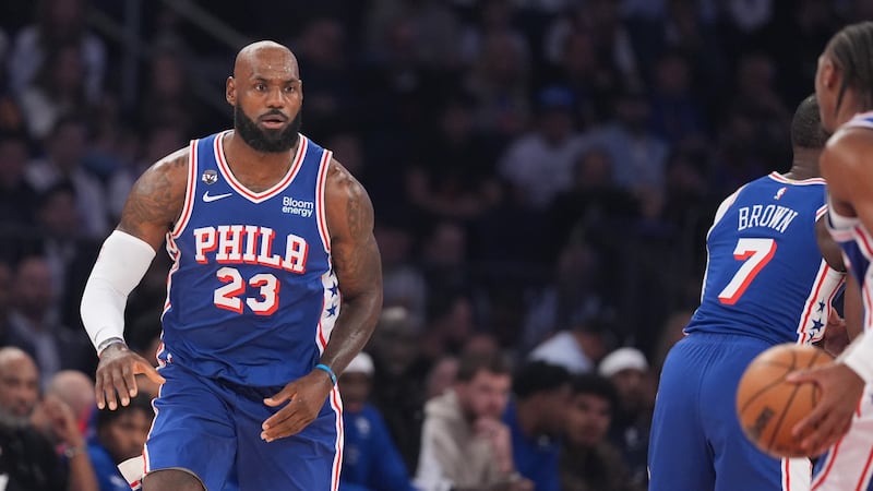 Il gesto di LeBron James durante l’inno americano fa infuriare Trump: “È una vergogna, non vale nulla”