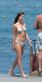 Anna Safroncik: bikini e fisico hot a Ischia 1
