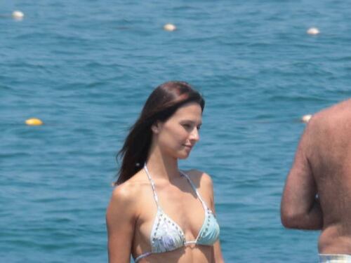 Anna Safroncik: bikini e fisico hot a Ischia