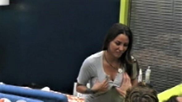 "Toccarle?", "Fai i complimenti..." Selvaggia Roma infiamma il Gf