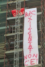 Napoli, licenziati Fca protestano sul campanile del Carmine 3