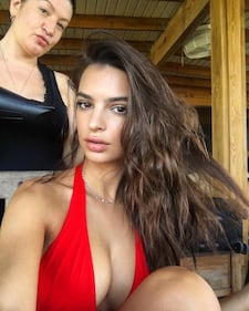 Emily Ratajkowski senza reggiseno al superbowl 3