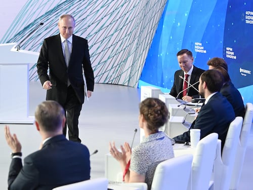 Biden allontana l'Armageddon. "Putin non userà l'atomica". Lo Zar: "La Nato una minaccia"