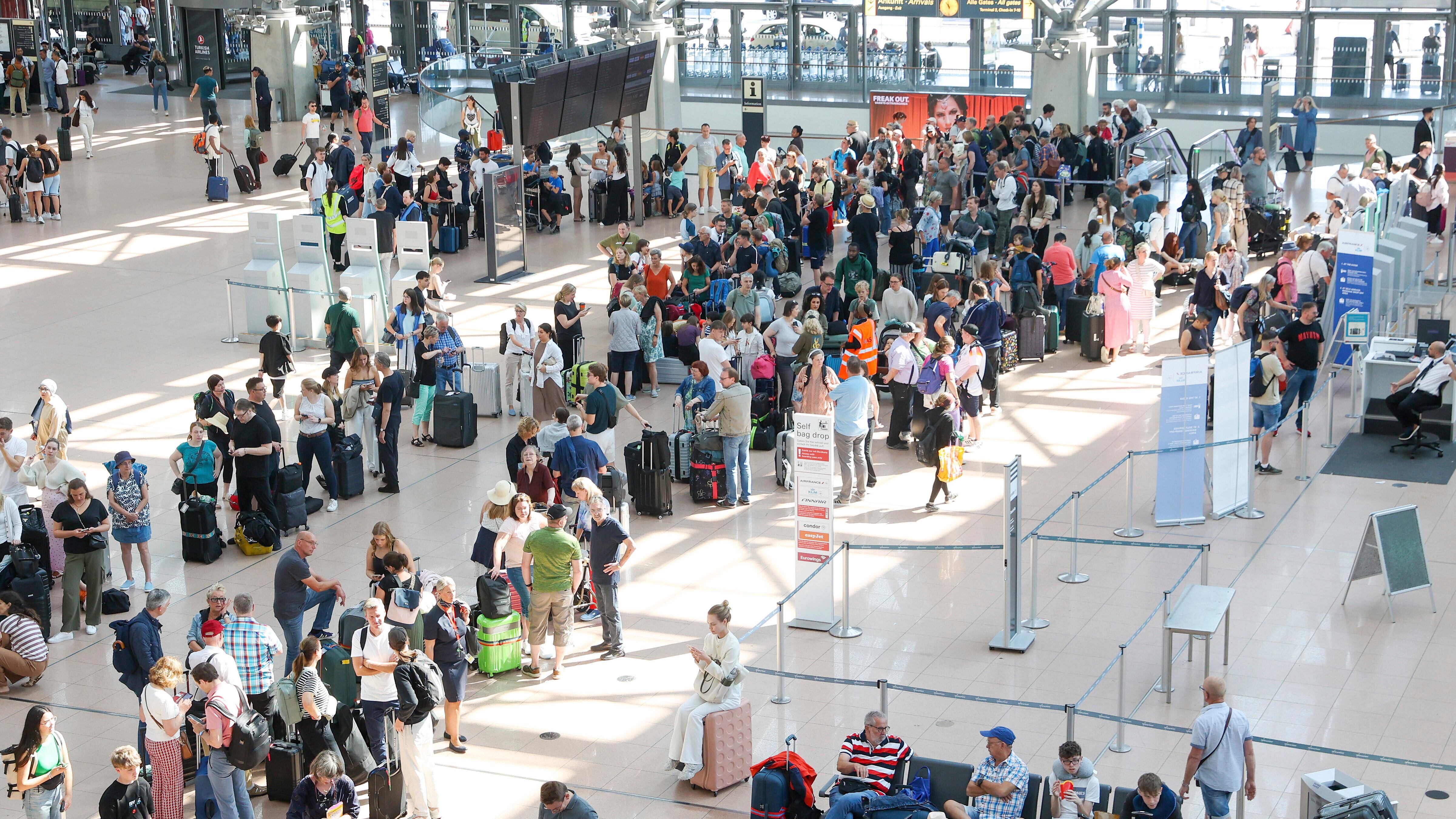 Caos Microsoft, problemi negli aeroporti: quali sono le compagnie rimaste a terra