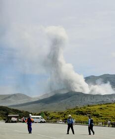 Giappone, erutta il vulcano Aso 5