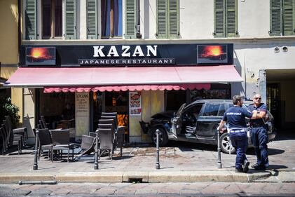 Milano, Suv si schianta contro un ristorante 2