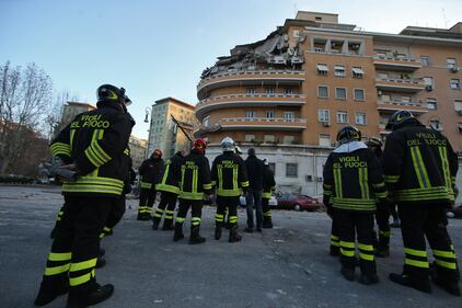 Roma, crollano tre piani di un palazzo 36