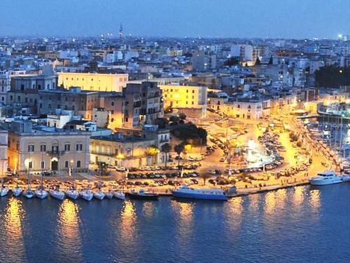 Brindisi, immigrato di 20 anni aggredito dal branco per rubargli pochi spiccioli