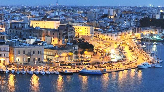 Brindisi, immigrato di 20 anni aggredito dal branco per rubargli pochi spiccioli