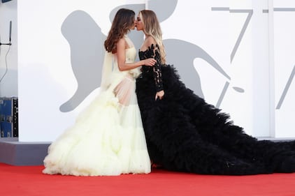 Venezia si infiamma con il bacio saffico tra Mila Suarez e Elisa De Panicis 2