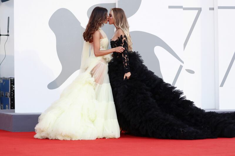 Venezia si infiamma con il bacio saffico tra Mila Suarez e Elisa De Panicis 2