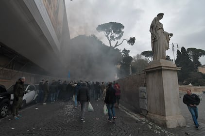 Roma, 400 ultras dell'Eintracht hanno invaso (e semidistrutto) la capitale 1