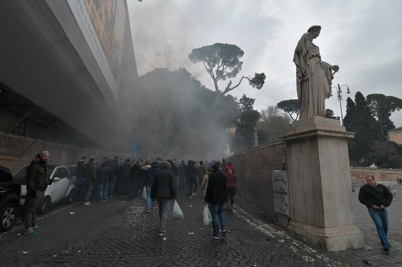 Roma, 400 ultras dell'Eintracht hanno invaso (e semidistrutto) la capitale 1
