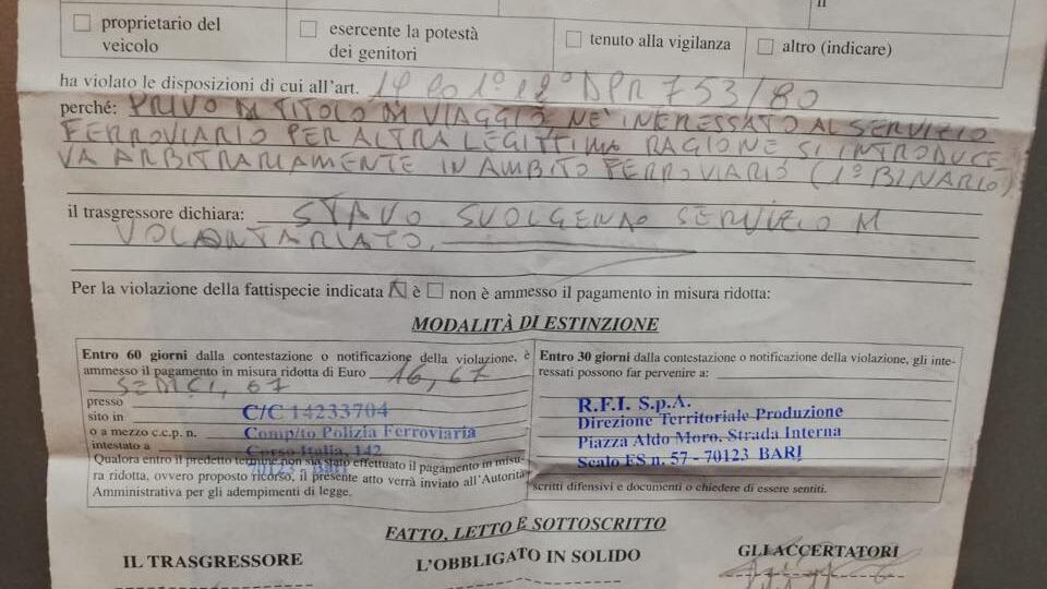 Rifocillano clochard in stazione: multati perché senza biglietto