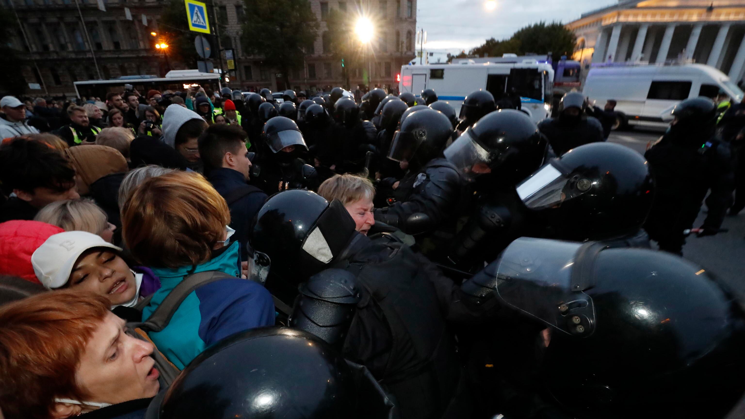 Proteste, arresti e arruolamento dei manifestanti: scoppia la rabbia contro Putin