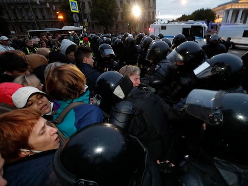 Proteste, arresti e arruolamento dei manifestanti: scoppia la rabbia contro Putin