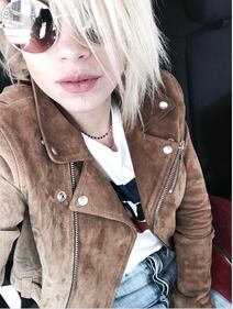 Emma Marrone, sexy in calze a rete 13