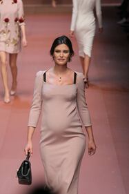 Bianca Balti sfila al sesto mese di gravidanza 1