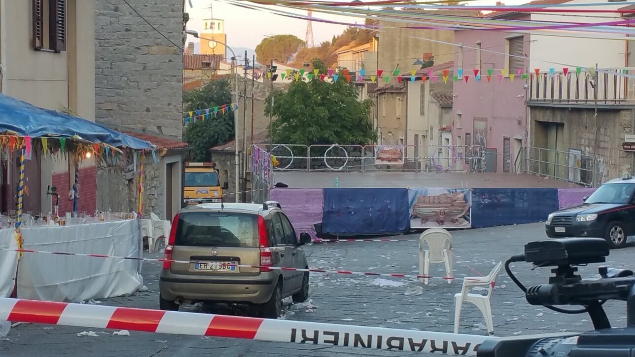 Ubriaco con l'auto sulla festa di paese. La folla inferocita lo accoltella