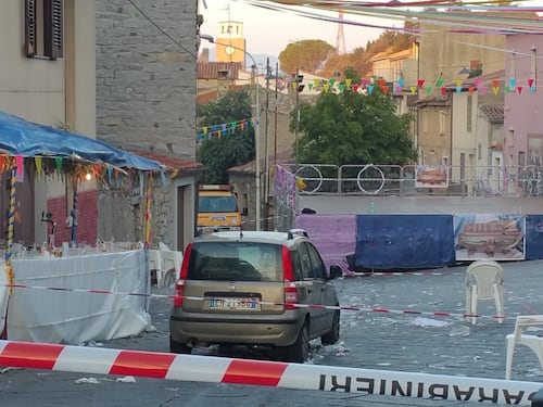 Ubriaco con l'auto sulla festa di paese. La folla inferocita lo accoltella