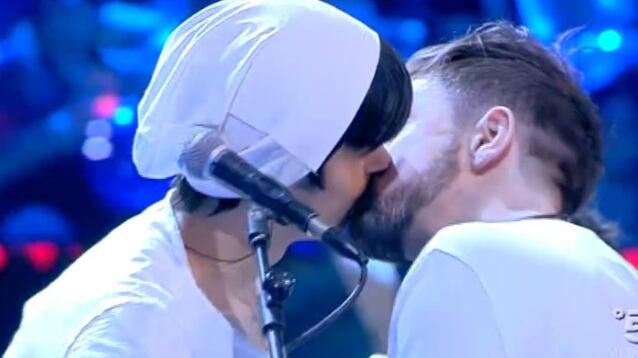 Bacio gay ad "Amici"