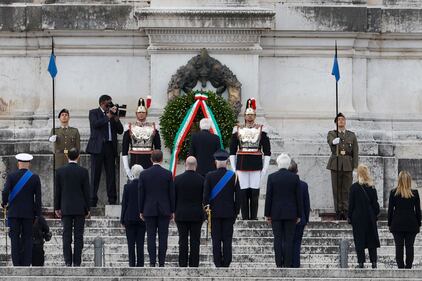 25 aprile, Mattarella e Meloni all'Altare della Patria 7