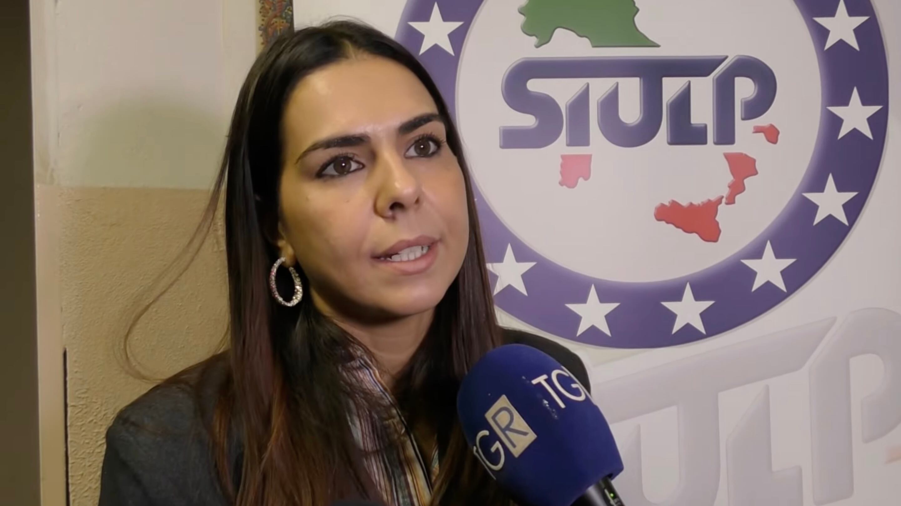 "Le botte e la violenza del bengalese ma ora vivo". La poliziotta sopravvissuta allo stupro