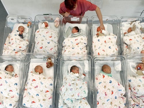Istat, in Italia le nascite sono ai minimi: così il Paese muore