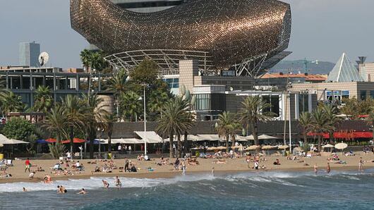 Un albergo «spaziale» su un'isola artificiale: Barcellona sfida Dubai