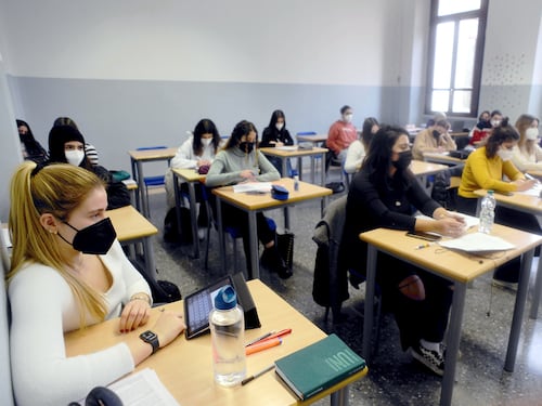 La scuola riparte a fatica con 50mila docenti assenti. E il Tar sconfessa De Luca