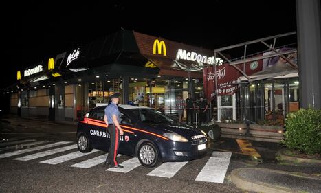 Crolla gazebo di McDonald's: un bimbo ferito 7
