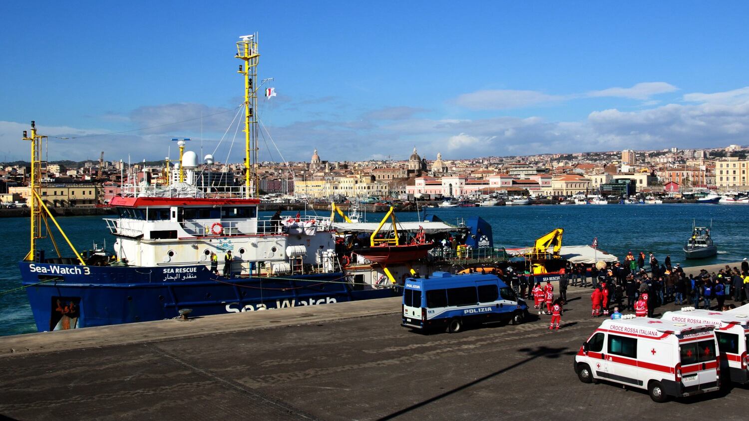Sea Watch si avvicina al porto. "Migranti a terra coi gommoni"