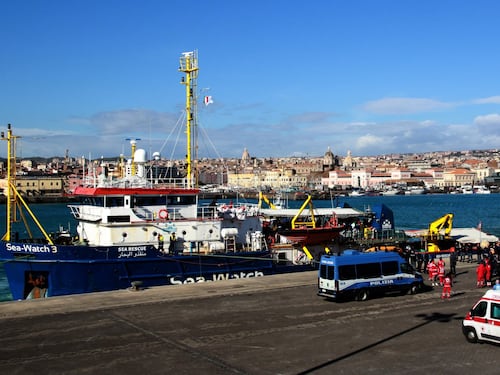 Sea Watch con i 42 migranti in mare da 13 giorni, da Palermo a Catania sit in: "Fateli sbarcare"