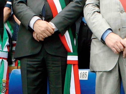 Il Comune non ha soldi, sindaco pota le piante e viene multato