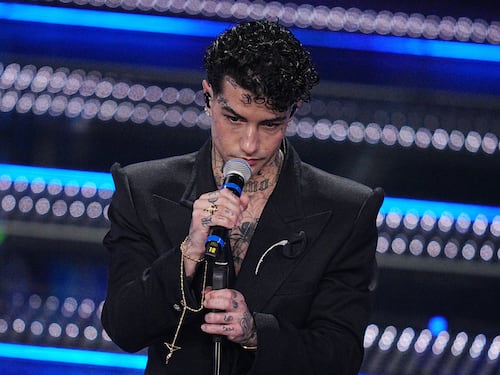 La sfida di Tony Effe a Conti: con cosa è salito sul palco