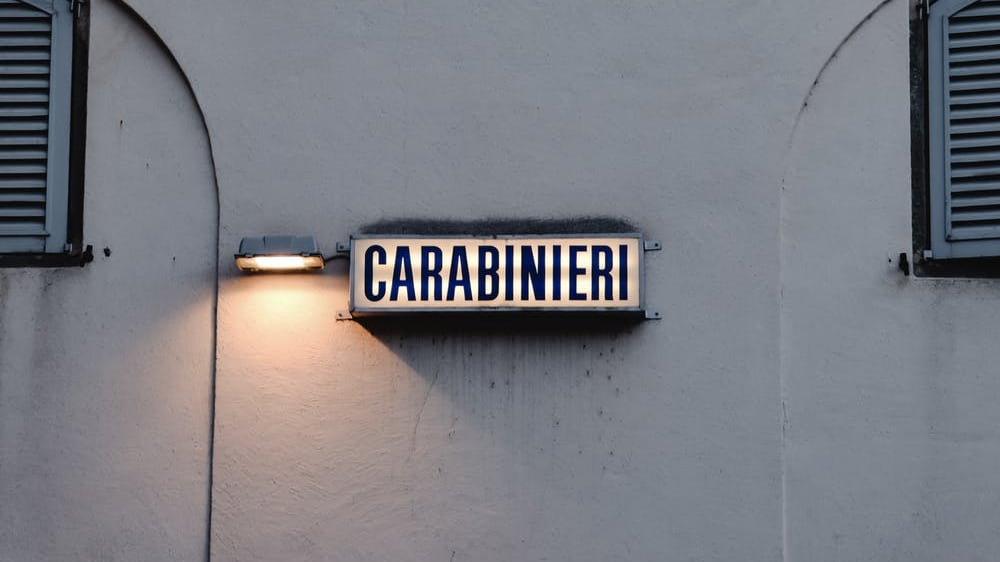 "Mi tradisce". E accoltella la moglie