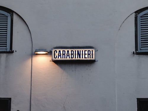 "Mi tradisce". E accoltella la moglie
