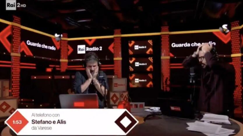 La telefonata, poi il gelo in diretta: "Mi piace la collega..."