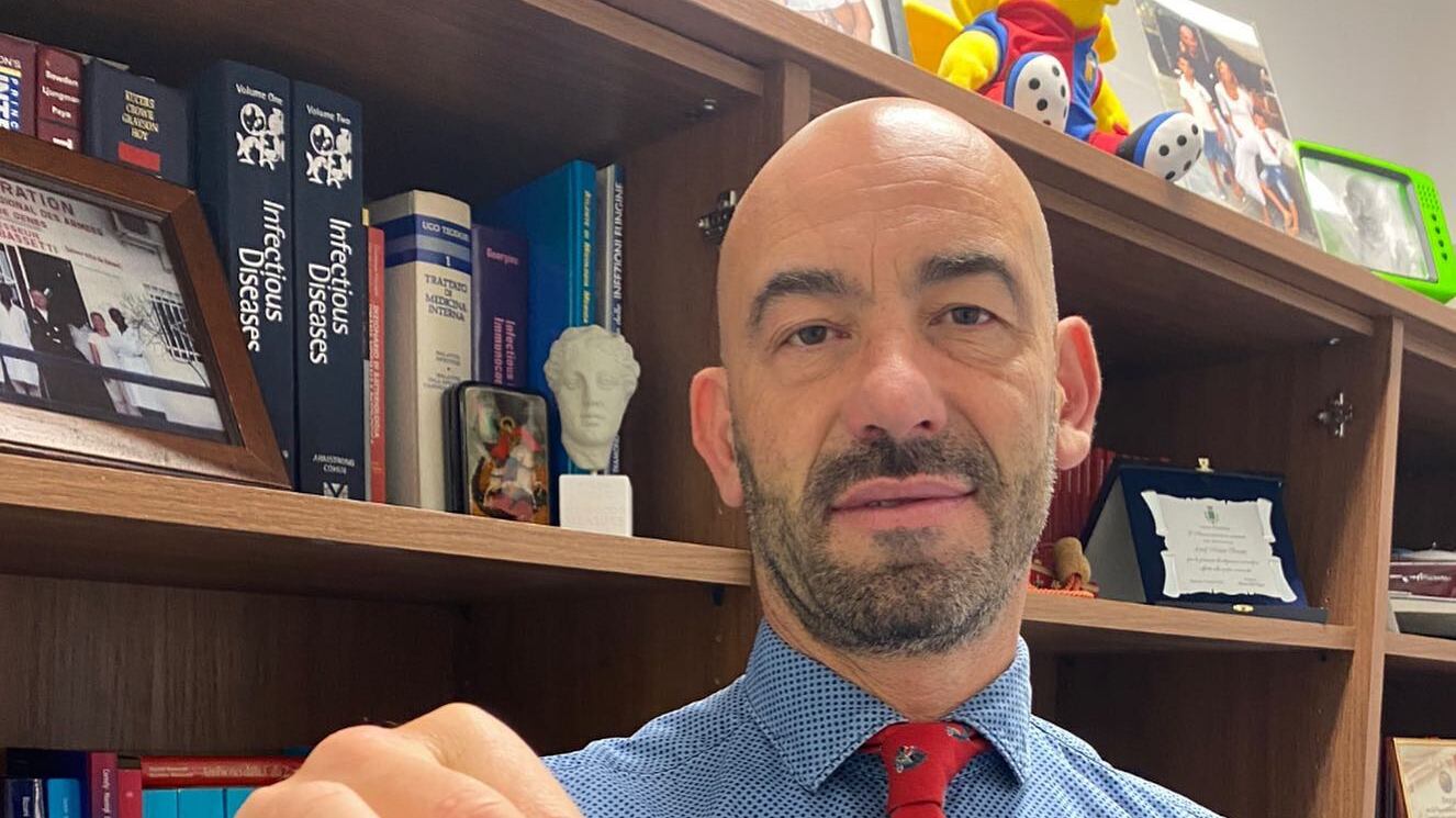 "Mascherine? Non siamo nel 2021". Bassetti contro il Giro d'Italia