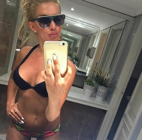 Veronica Graf posa nuda su uno scoglio 4