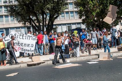 Roma, tensioni durante lo sgombero dei migranti abusivi 4