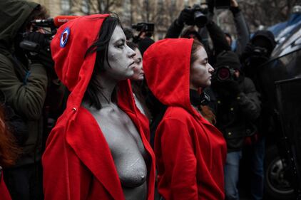 Gilet gialli, anche un gruppo di "Marianne" sfilano a Parigi 3
