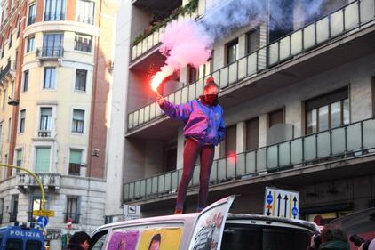 Gli studenti in corteo a Milano: alcuni indossano gilet gialli 8