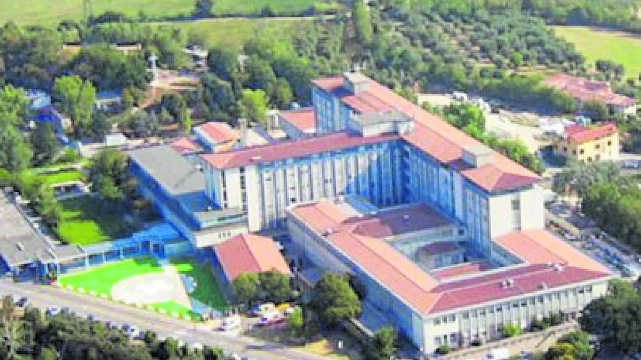 Parto, neonata morta: indagati dieci medici. E uno si toglie la vita