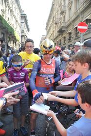 Ultima tappa del Giro d'Italia, i tifosi in attesa a Milano 11