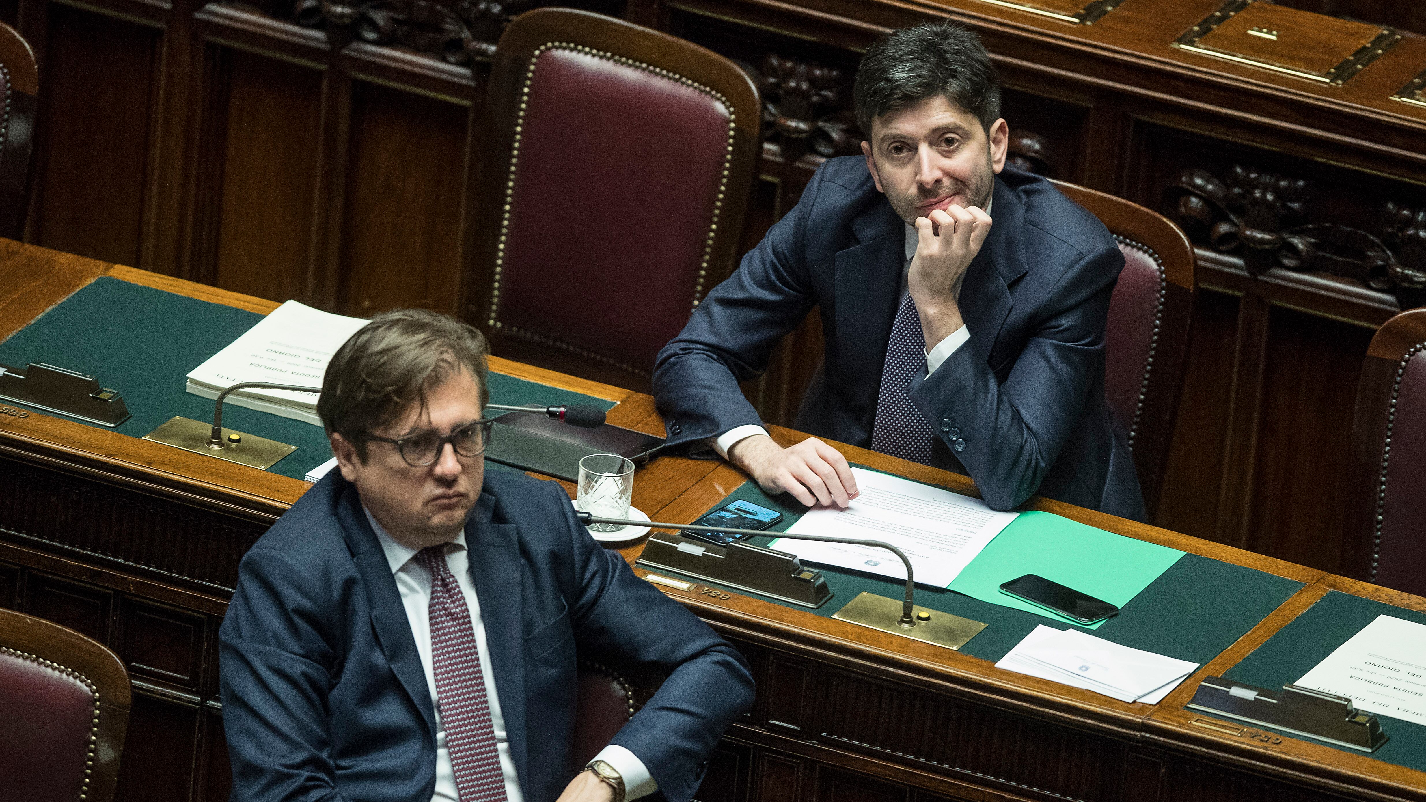 Il pasticcio dei 4 a tavola: scoppia la bufera al Ministero