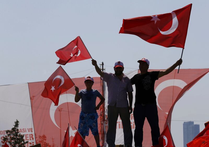 Folla immensa a Istanbul per la manifestazione anti-golpista 3